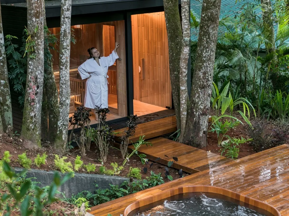 Sauna integrada à natureza